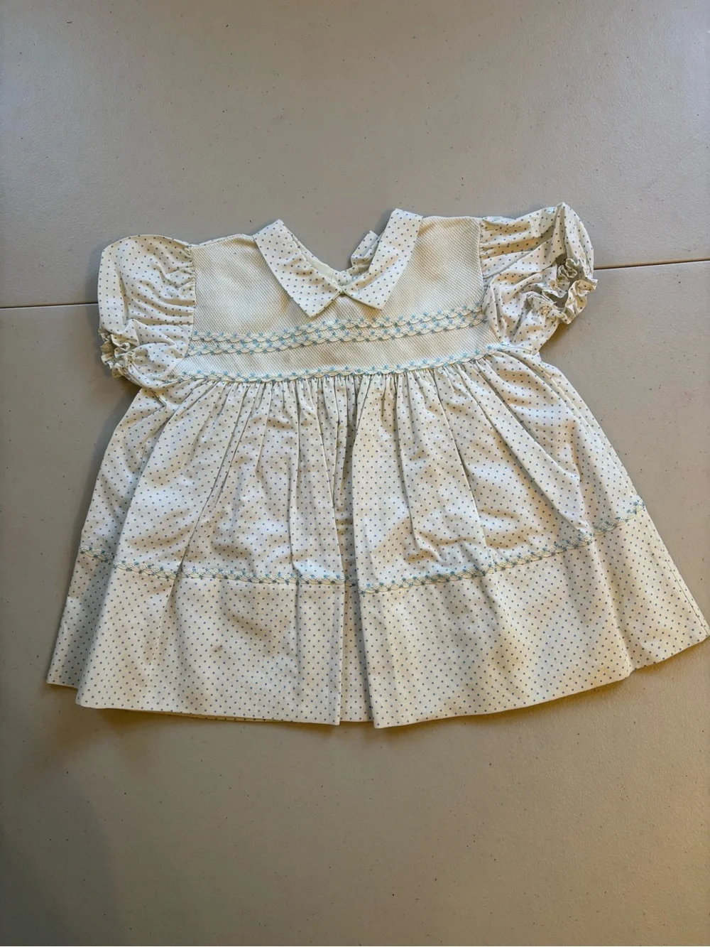 Lot of 5 items. Vintage dresses and bonnet